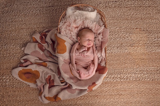 Newborn baby girl | Leyo