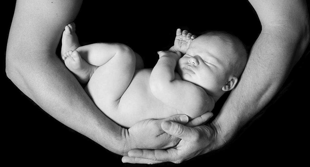 newborn-baby-in-dads-arms-black-and-white.jpg